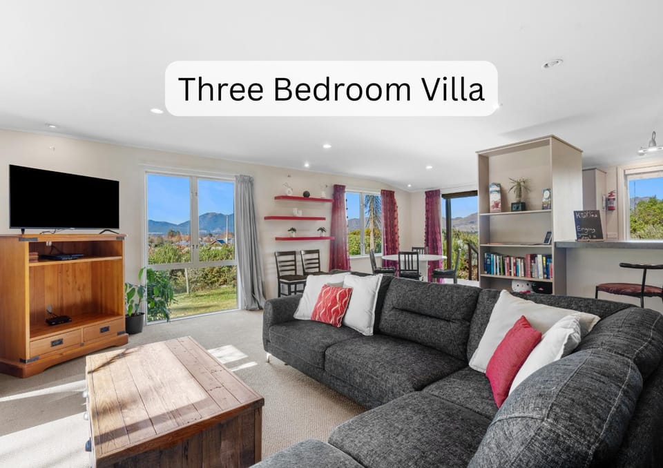 Living room, Dining area, Mountain view