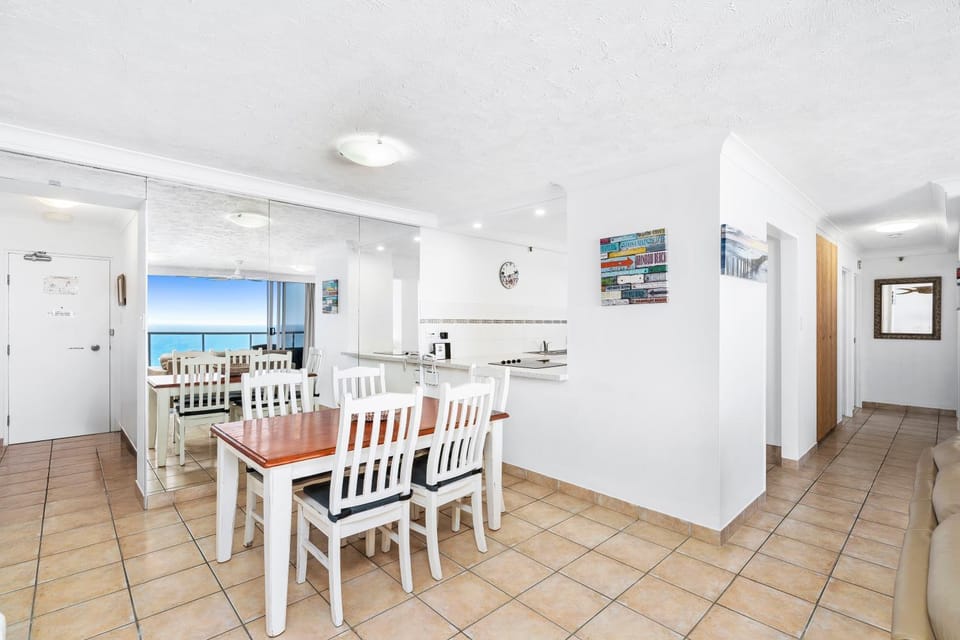 Kitchen or kitchenette, Dining area, oven, stove