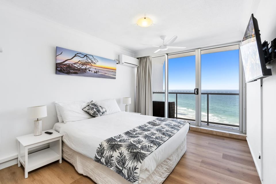Bed, TV and multimedia, Photo of the whole room, Beach, Bedroom, Sea view