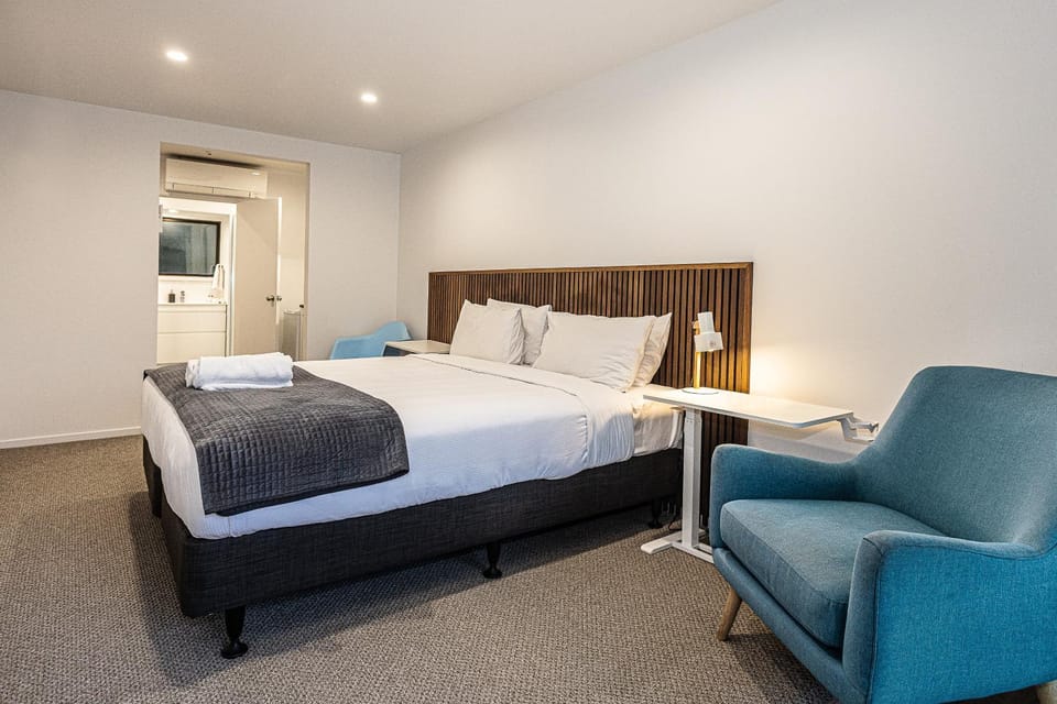 Bed, Photo of the whole room, Seating area, Bedroom, air conditioner