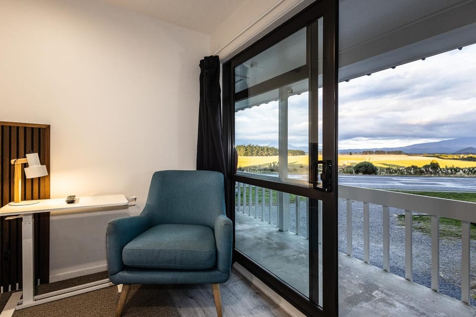 View (from property/room), Balcony/Terrace, Seating area, Dining area, Mountain view