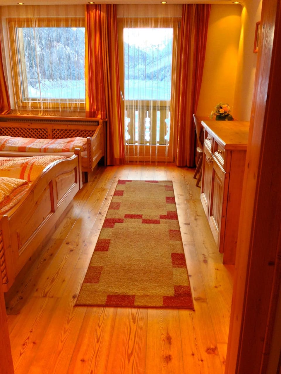 Photo of the whole room, Decorative detail