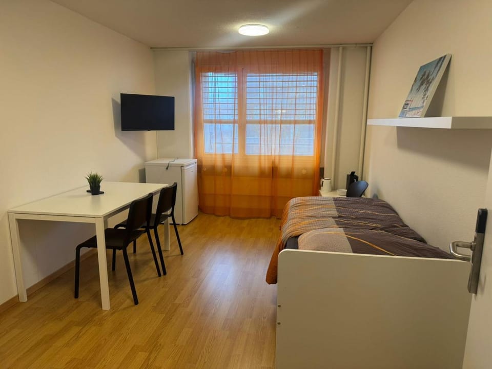 Bed, TV and multimedia, Photo of the whole room, Dining area