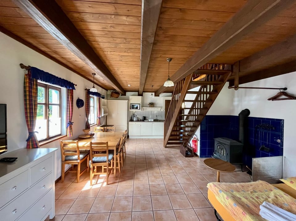 Kitchen or kitchenette, Living room, Seating area, Dining area