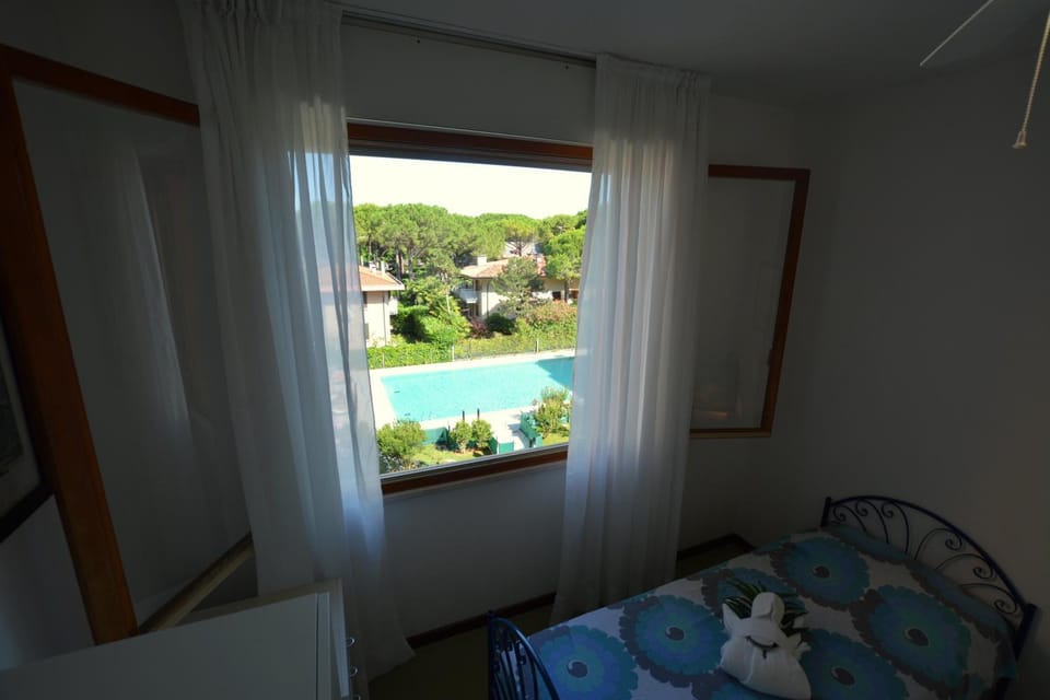 Bed, Bedroom, Garden view, Pool view