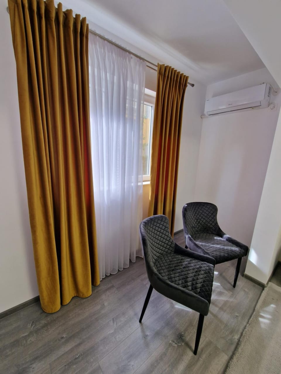 Photo of the whole room, air conditioner