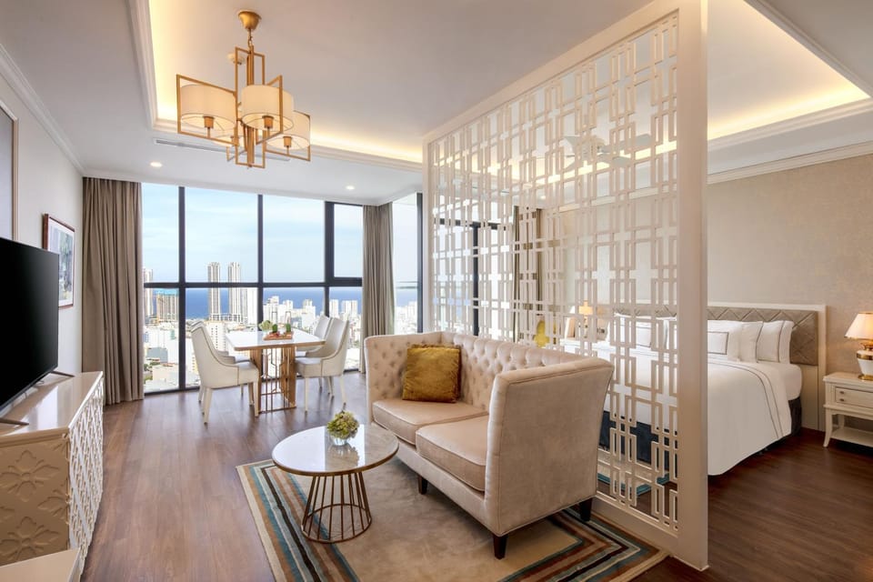 Bed, TV and multimedia, View (from property/room), Dining area, Bedroom, Sea view