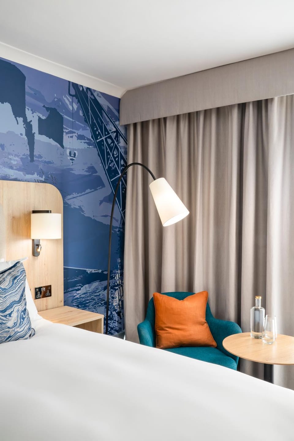 Bed, Decorative detail, Seating area, Bedroom