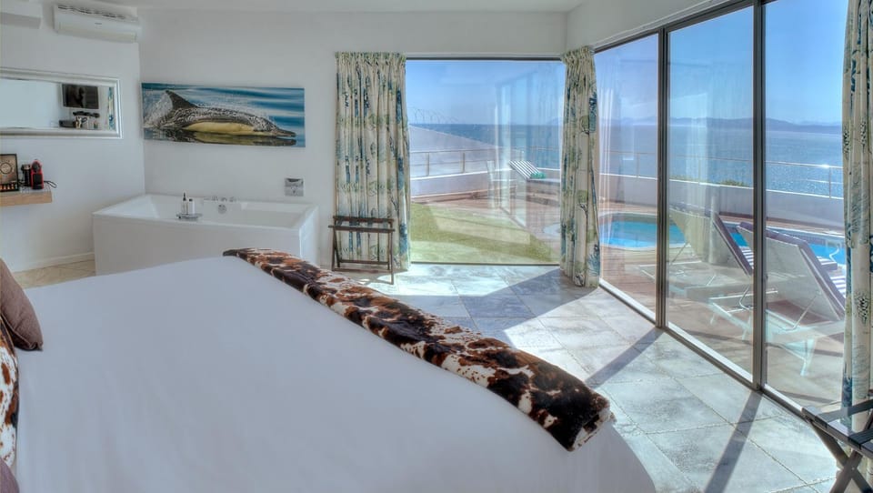 Shower, Bed, People, Bathroom, Coffee/tea facilities, Other, Photo of the whole room, Decorative detail, Bedroom, Landmark view, Sea view, Street view
