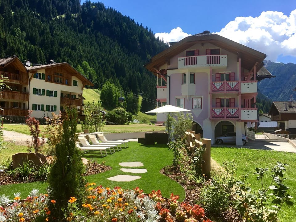Facade/entrance, Day, Natural landscape, Garden, Garden view, Mountain view