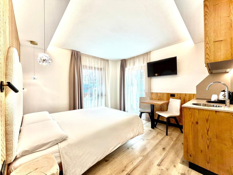 Bed, TV and multimedia, Kitchen or kitchenette, Photo of the whole room, Bedroom, minibar, air conditioner