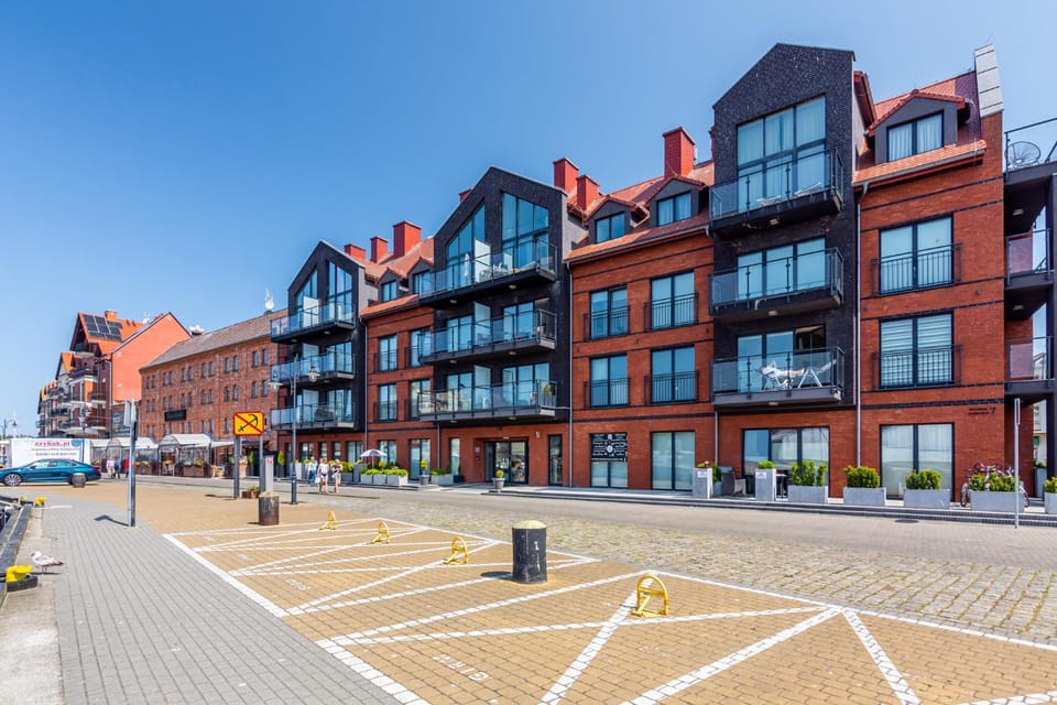 Property building, Day, Neighbourhood, City view, Street view, Location, Parking