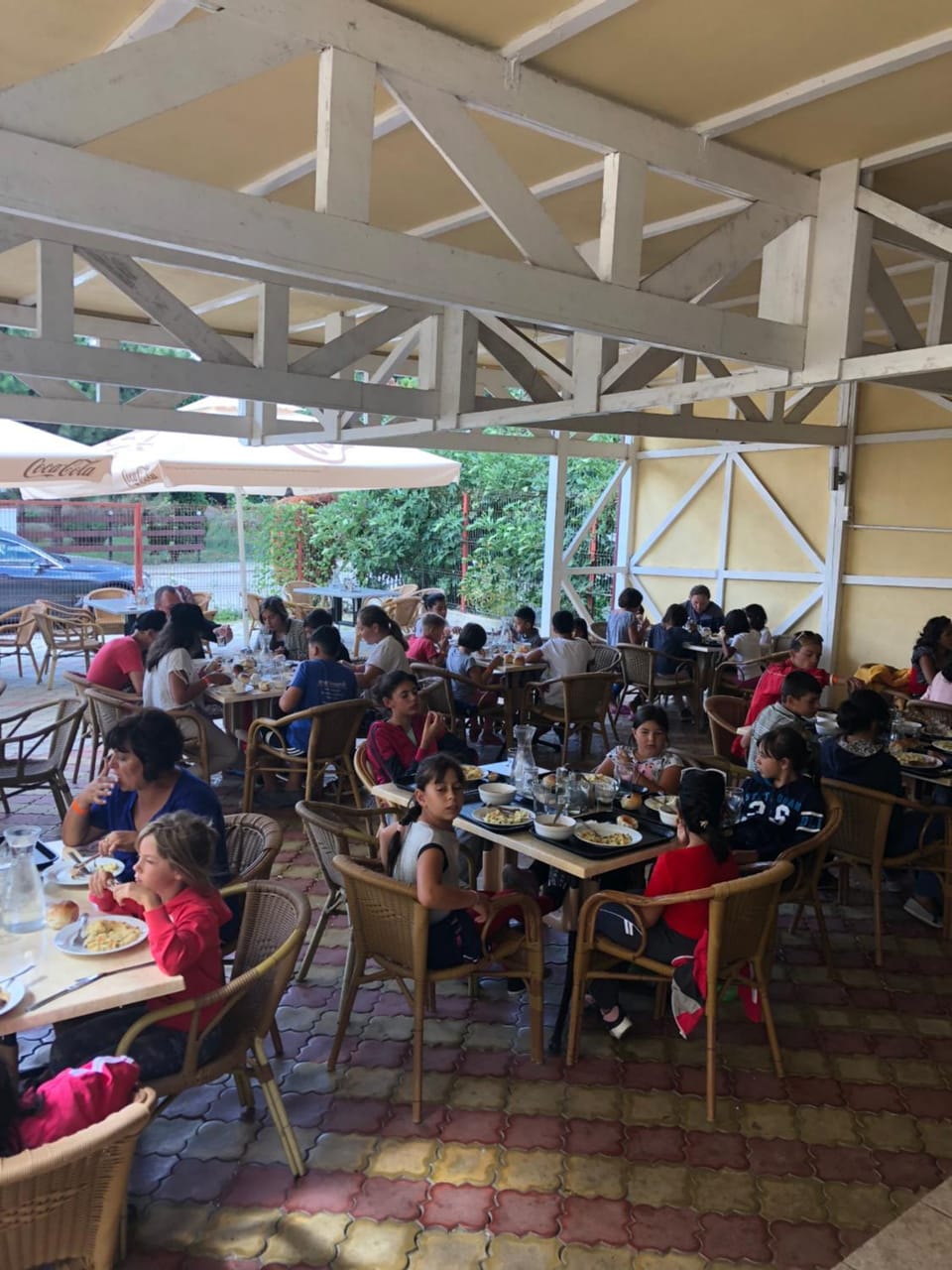 Restaurant/places to eat, Day, People, Banquet/Function facilities, Dining area, Breakfast, children, young children, group of guests
