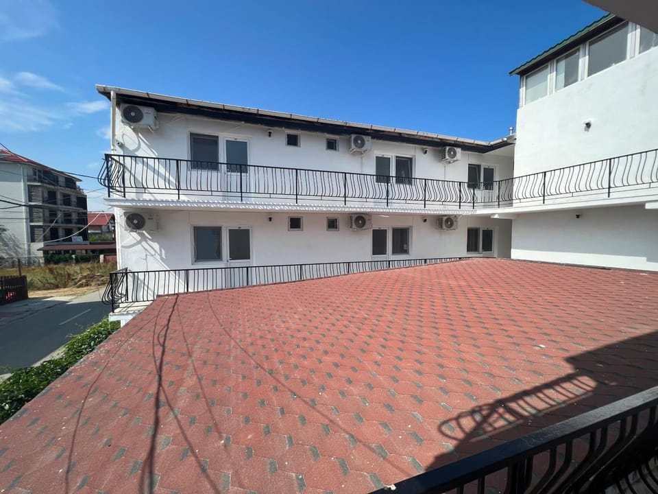 Property building, Day, Balcony/Terrace