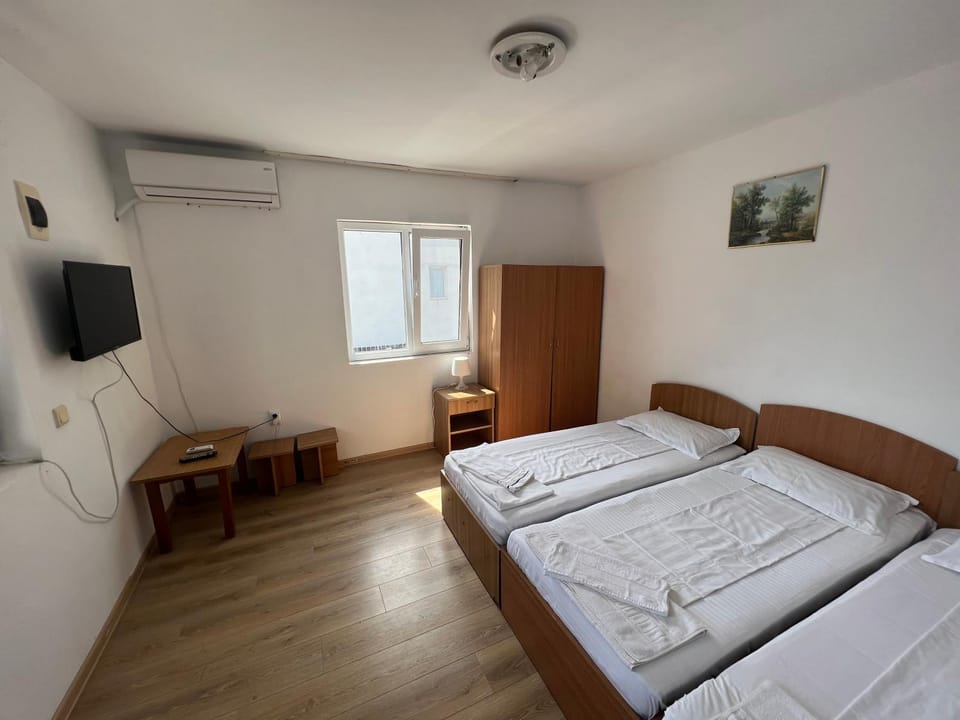 Bed, TV and multimedia, Photo of the whole room, Bedroom, towels, air conditioner