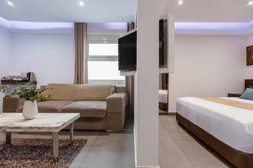 Bed, TV and multimedia, Seating area, Bedroom