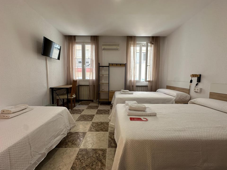 Bed, TV and multimedia, Photo of the whole room, Bedroom, towels, wardrobe, air conditioner