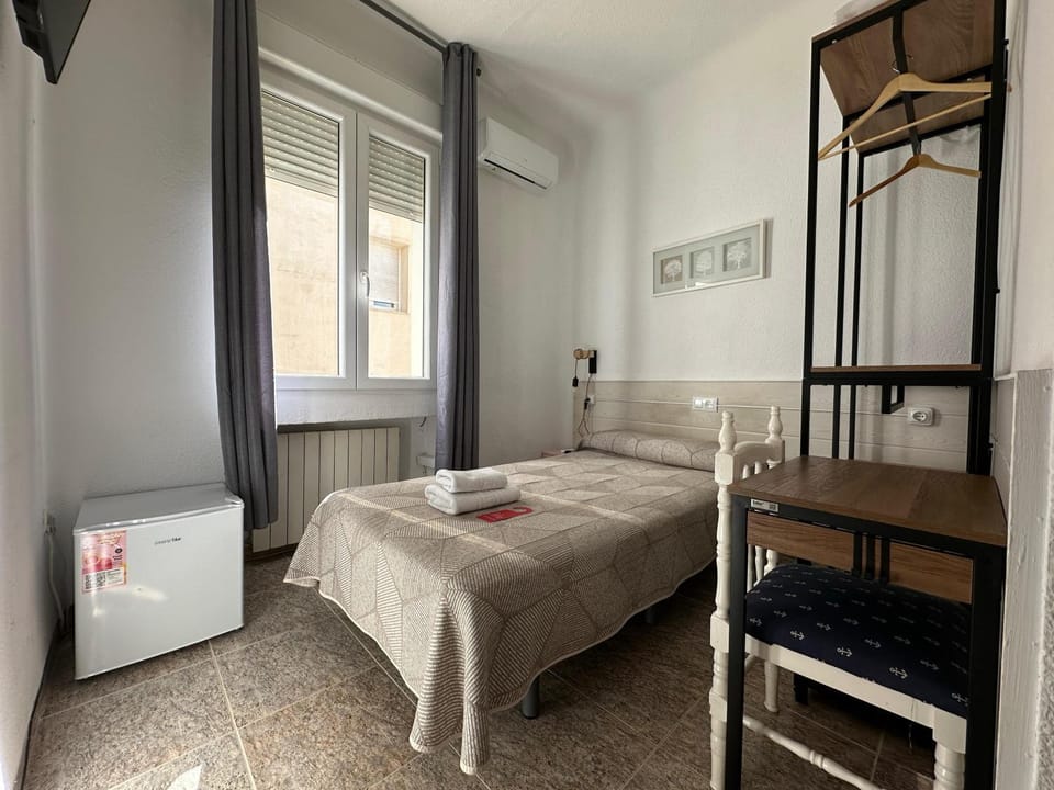 Bed, Photo of the whole room, Bedroom, internet, minibar, towels, air conditioner