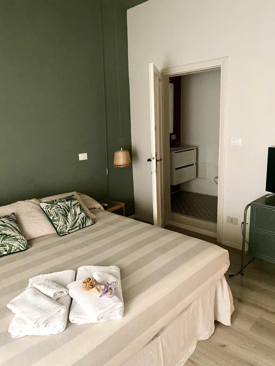 Bed, TV and multimedia, Photo of the whole room, Bedroom, towels
