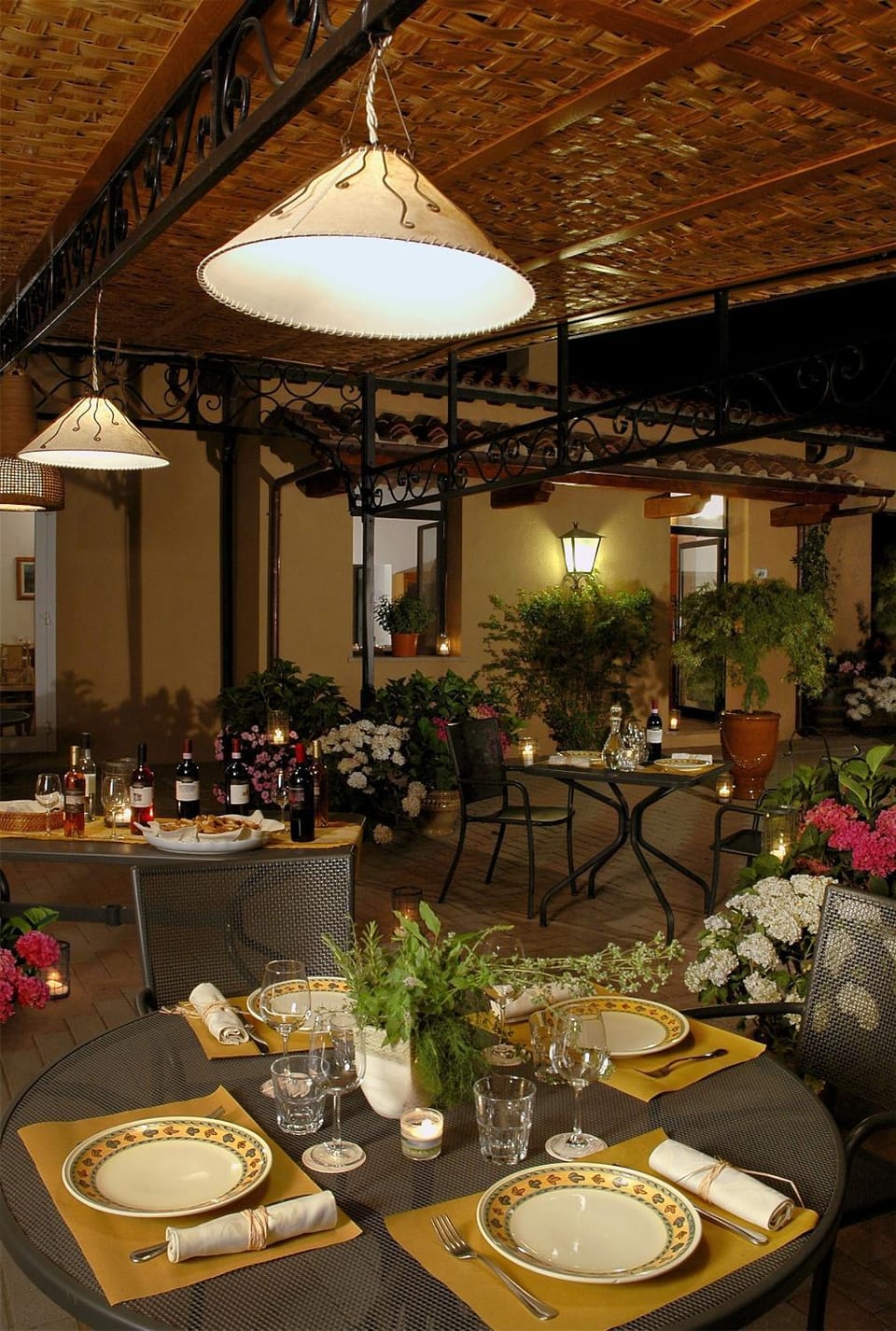 On-site shops, Lounge or bar