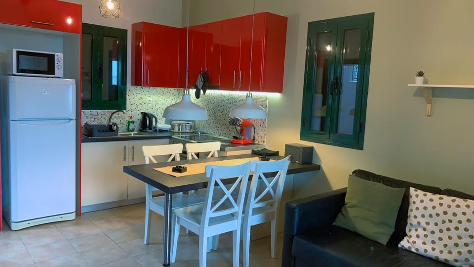 Kitchen or kitchenette, Living room, Seating area, minibar, pet friendly, toaster