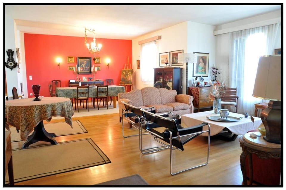 Living room, Photo of the whole room