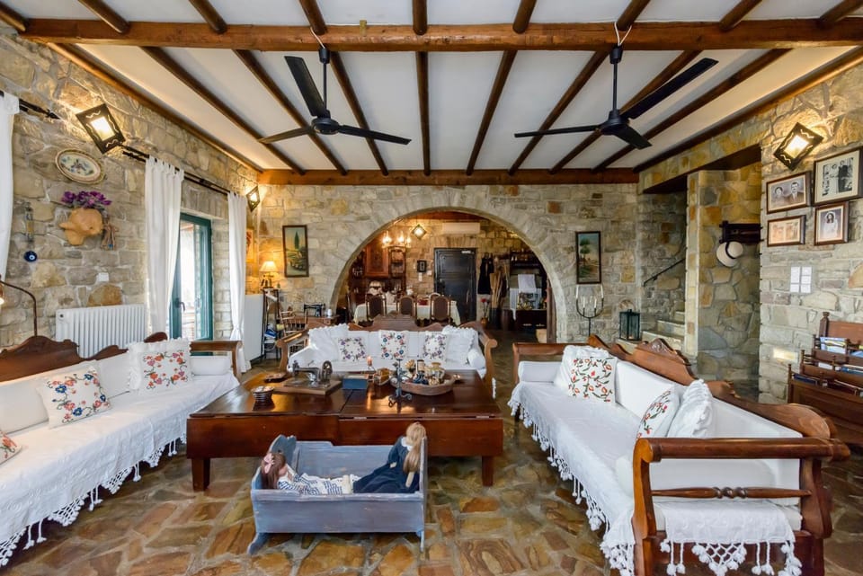 Restaurant/places to eat, Photo of the whole room, Seating area