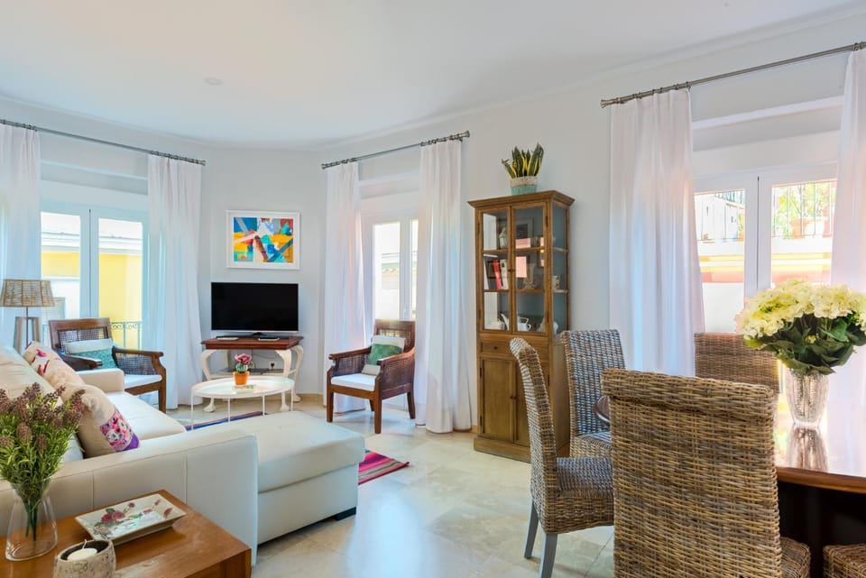 Library, TV and multimedia, Living room, Photo of the whole room, Seating area, Dining area