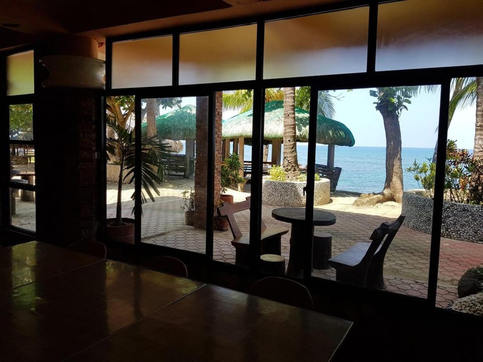 Restaurant/places to eat, Beach, On site