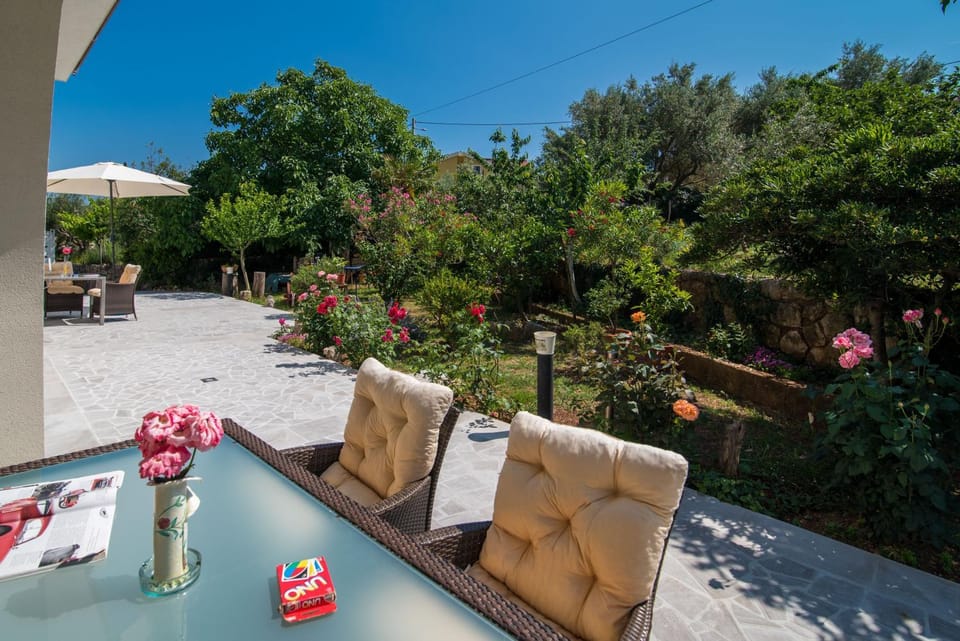 Property building, Patio, Balcony/Terrace