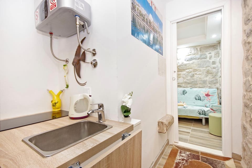 Kitchen or kitchenette, Food and drinks