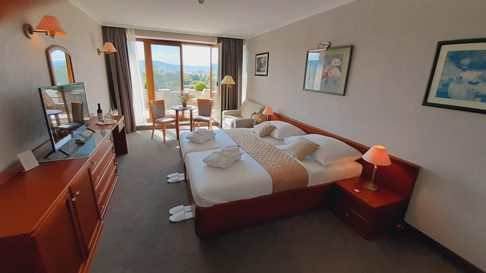 Bed, Natural landscape, TV and multimedia, Photo of the whole room, Seating area, towels