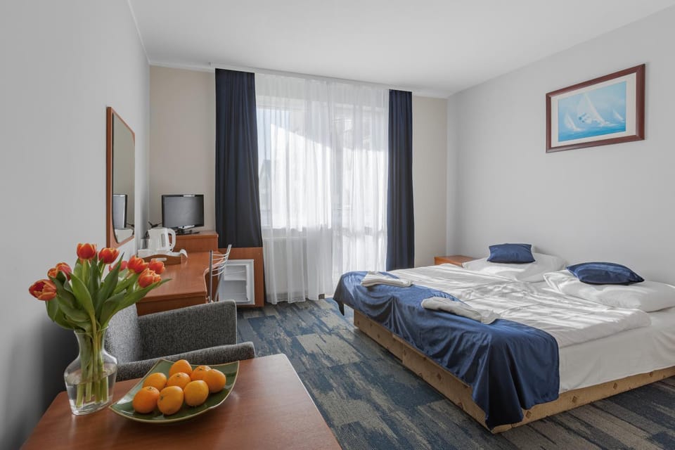 Bed, TV and multimedia, Photo of the whole room, towels