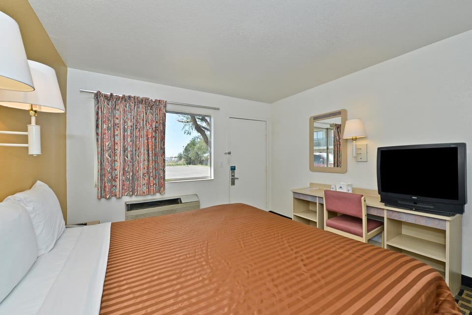 Bed, TV and multimedia, Photo of the whole room