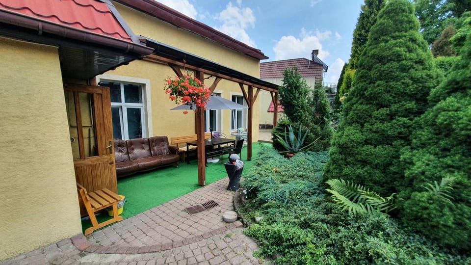 Property building, Patio, Facade/entrance