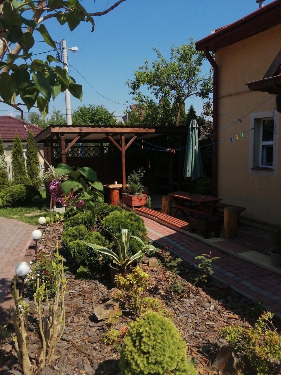 Property building, Patio, Facade/entrance, Garden