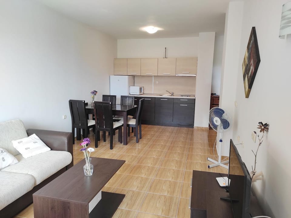 Kitchen or kitchenette, Living room, Seating area, Dining area