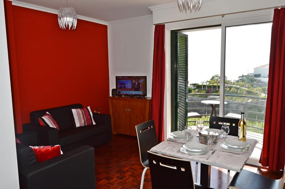 Communal lounge/ TV room, Balcony/Terrace, Living room, Dining area, City view, Sea view