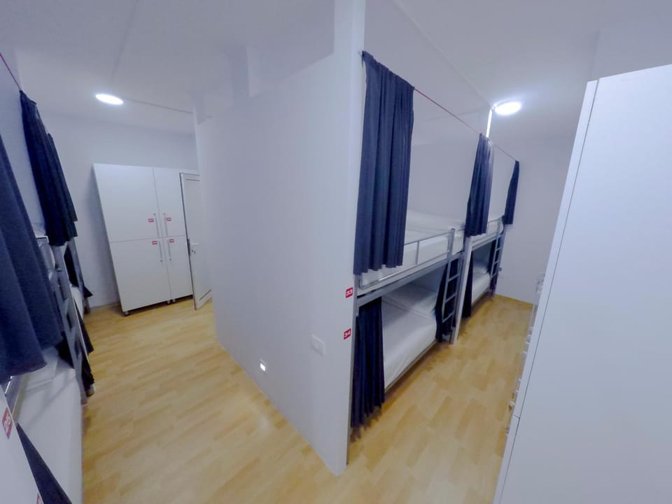Bedroom, bunk bed