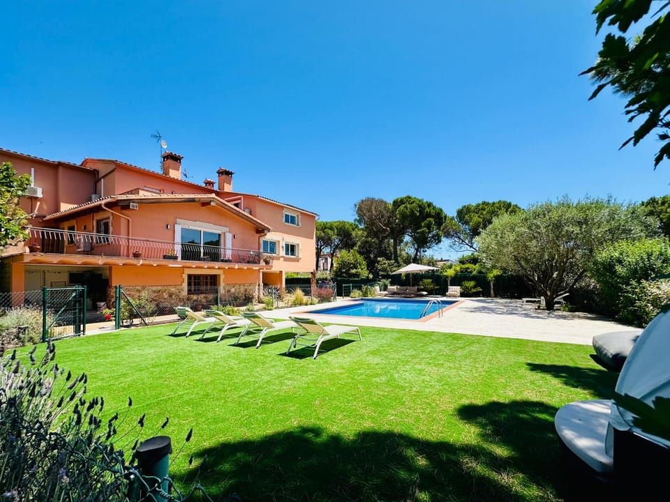 Property building, Swimming pool, sunbed