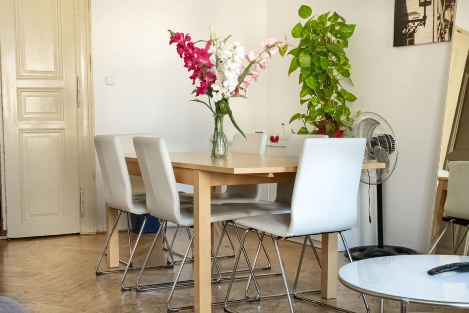 TV and multimedia, Living room, Seating area, Dining area, wardrobe