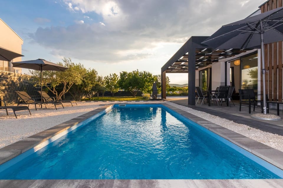 Property building, Day, Pool view, Swimming pool, sunbed