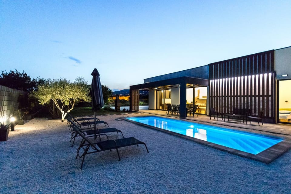 Property building, Day, Pool view, Swimming pool, sunbed