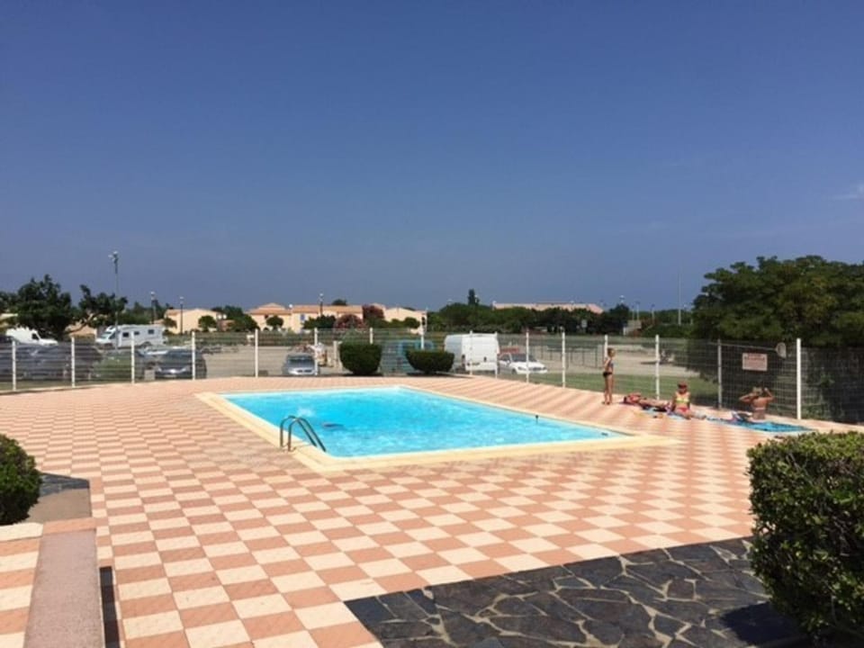 Studio cabine 4 pers avec piscine, parking sécurisé, BBQ et proche plage - FR-1-81-281 Cabin in Le Barcarès