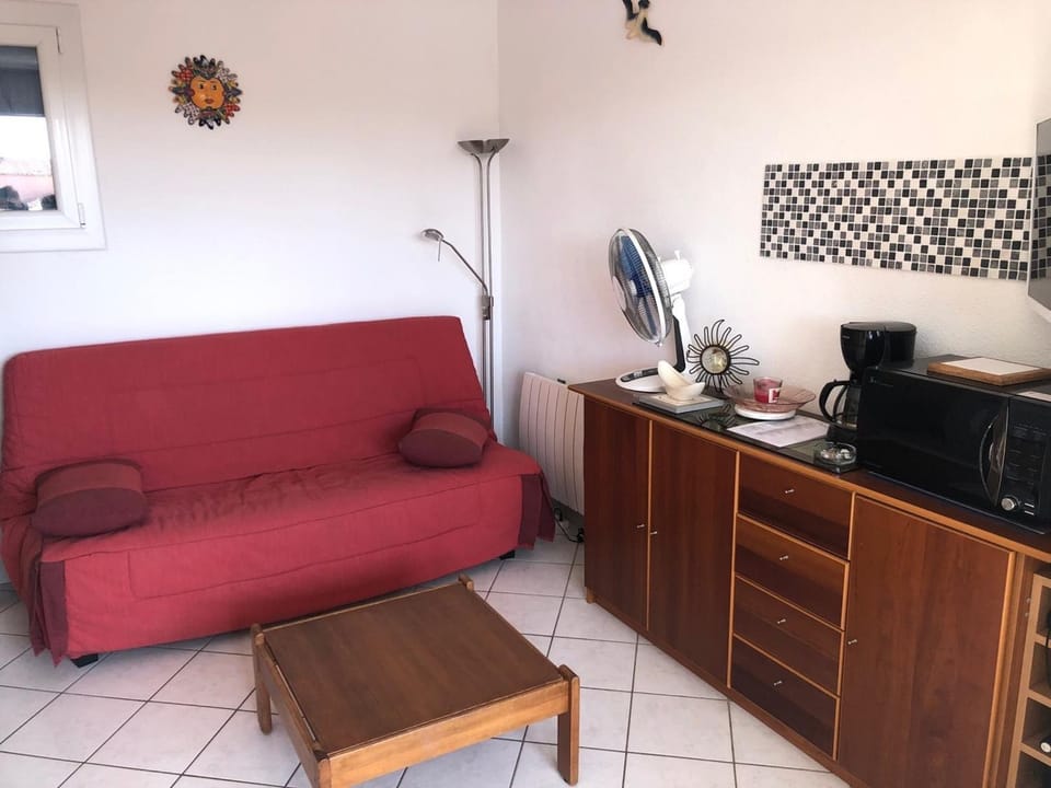 Studio cabine 4 pers avec piscine, parking sécurisé, BBQ et proche plage - FR-1-81-281 Cabin in Le Barcarès