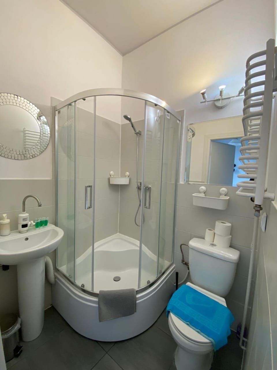 Shower, Toilet, Bathroom, towels