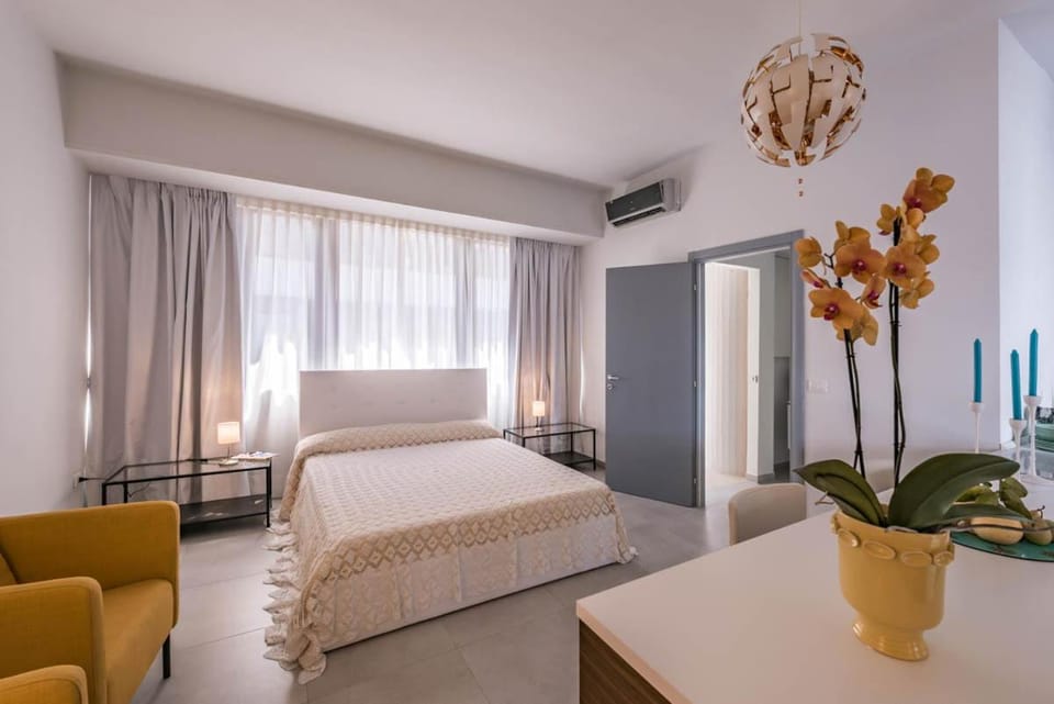 Bed, Living room