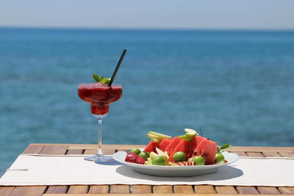 Restaurant/places to eat, Balcony/Terrace, Food and drinks, Food, Sea view, Drinks, Alcoholic drinks