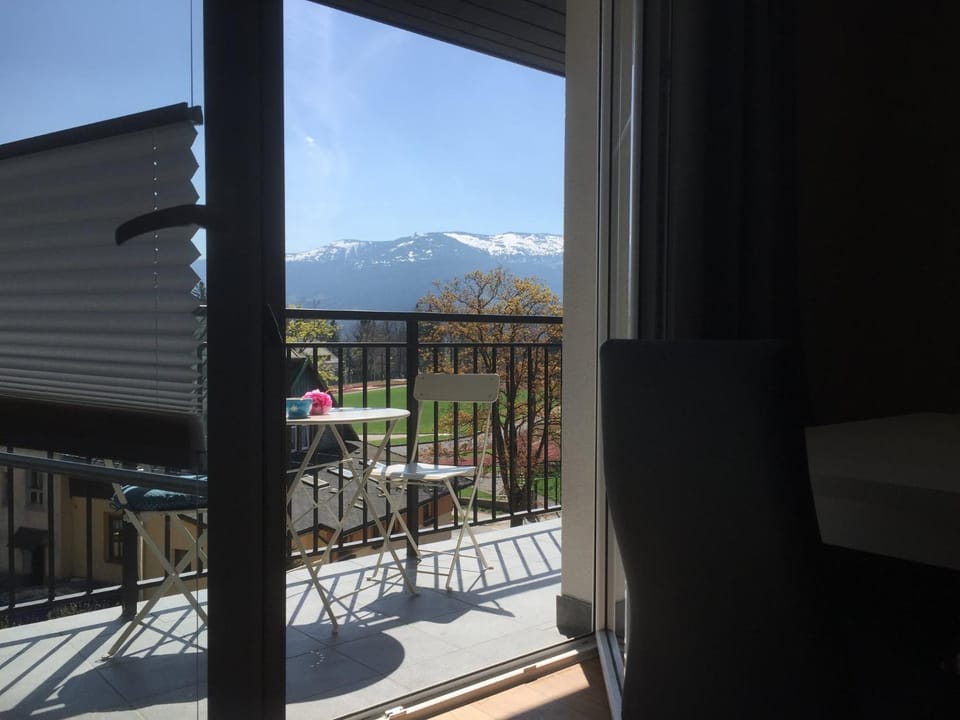 Balcony/Terrace, Mountain view