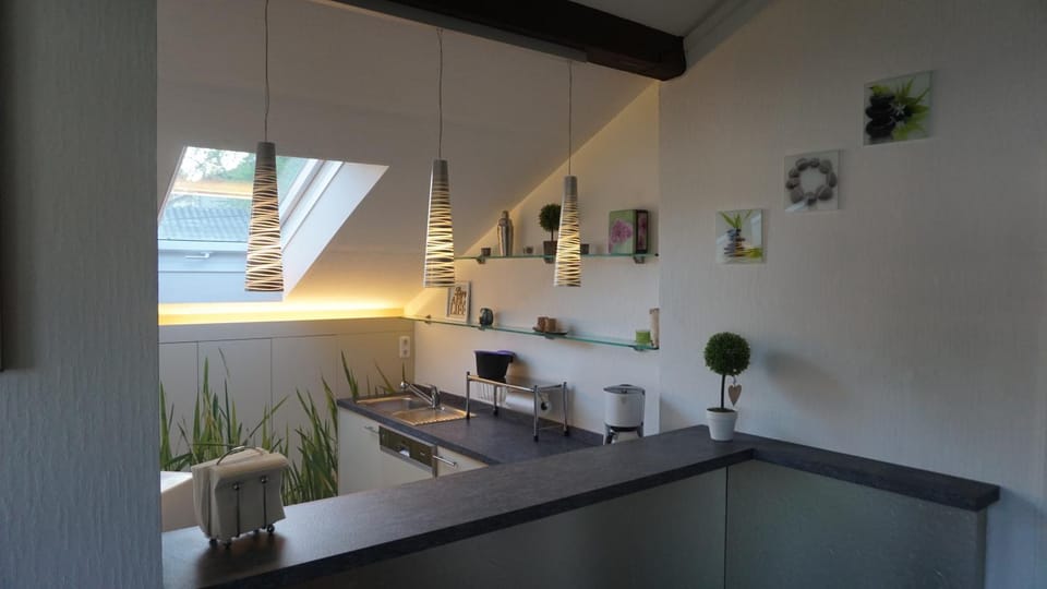 Coffee/tea facilities, Kitchen or kitchenette, Seating area, Dining area